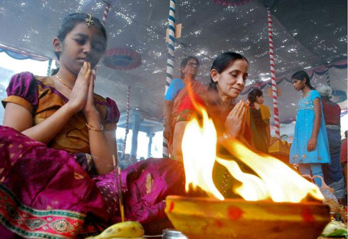 Here are some tips visitors and worshipers Do&rsquo;s and Don&rsquo;ts for visiting temples indian hindu culture, Hinduism Temple Rules